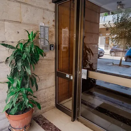 דירה Charming & Authentic Gem - Walk To Port & Shops! *
