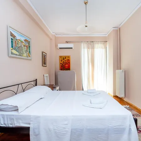 Charming & Authentic Gem - Walk To Port & Shops! *