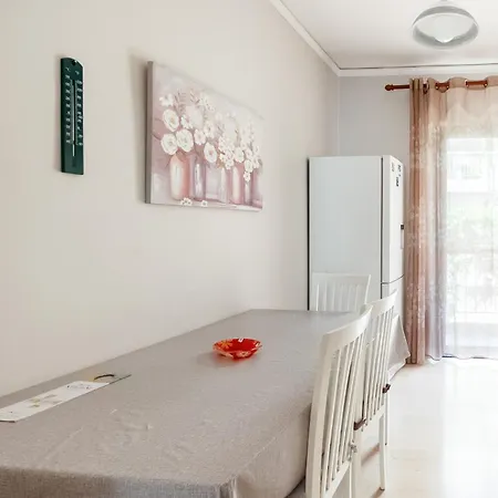 Charming & Authentic Gem - Walk To Port & Shops! דירה