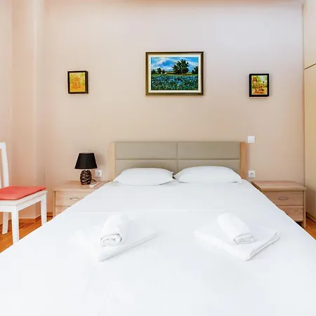 דירה Charming & Authentic Gem - Walk To Port & Shops!