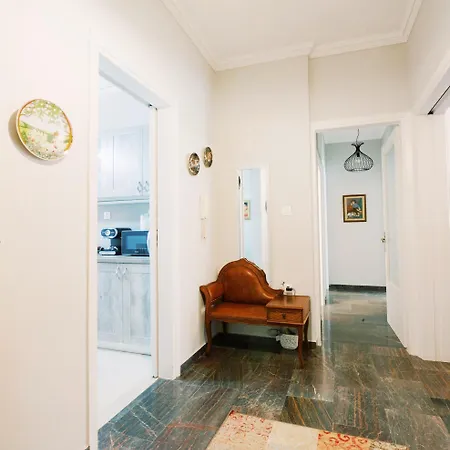 Charming & Authentic Gem - Walk To Port & Shops! דירה פאטרה