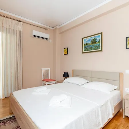 דירה Charming & Authentic Gem - Walk To Port & Shops!