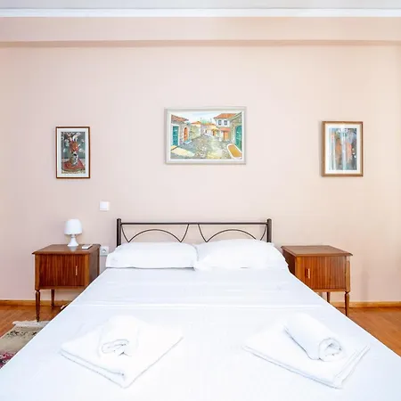 Charming & Authentic Gem - Walk To Port & Shops! דירה פאטרה