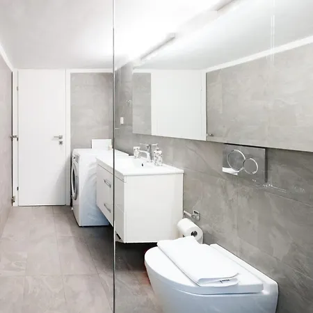 Charming & Authentic Gem - Walk To Port & Shops! Apartmán *