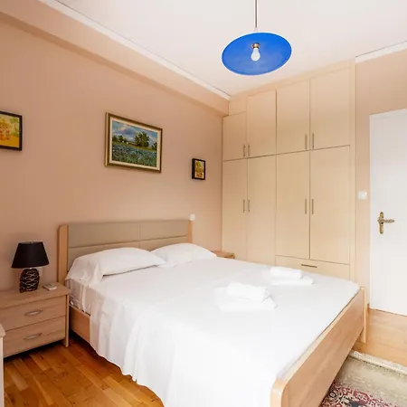 דירה Charming & Authentic Gem - Walk To Port & Shops! *