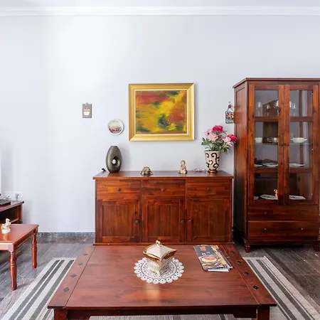 Charming & Authentic Gem - Walk To Port & Shops!