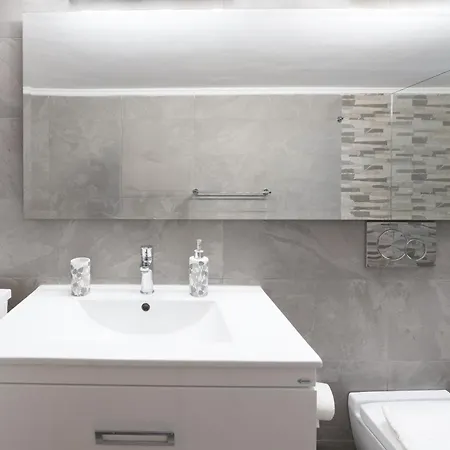 דירה Charming & Authentic Gem - Walk To Port & Shops!