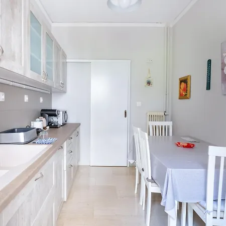 Charming & Authentic Gem - Walk To Port & Shops! דירה פאטרה