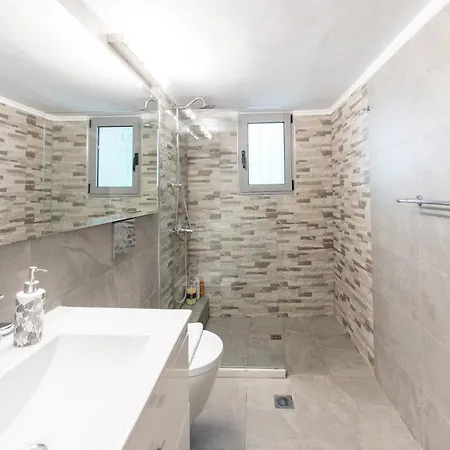 Charming & Authentic Gem - Walk To Port & Shops! *