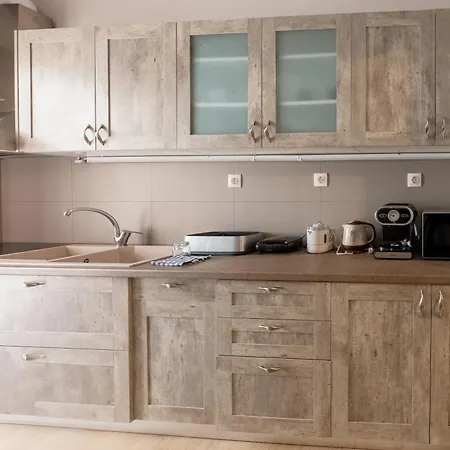 דירה Charming & Authentic Gem - Walk To Port & Shops!