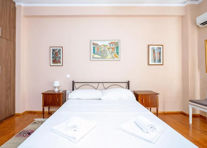 Charming & Authentic Gem - Walk To Port & Shops! Apartamento Patras