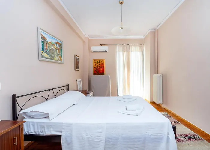 Charming & Authentic Gem - Walk To Port & Shops! *