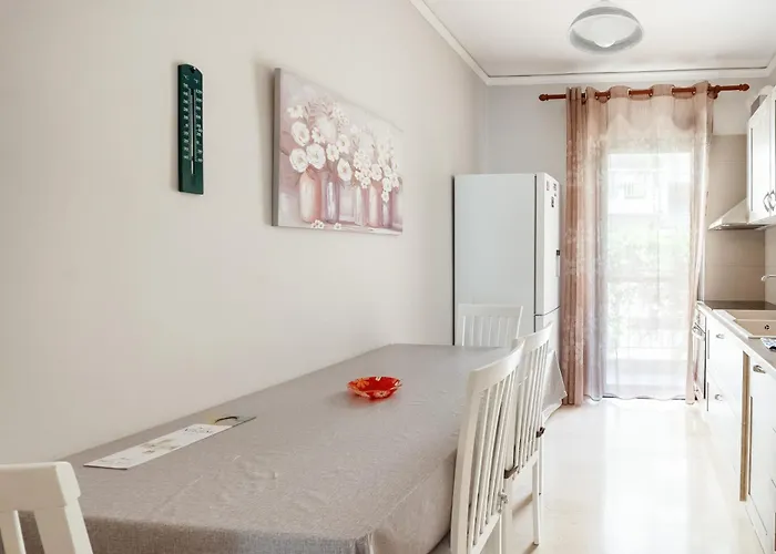 Charming & Authentic Gem - Walk To Port & Shops! Apartamento